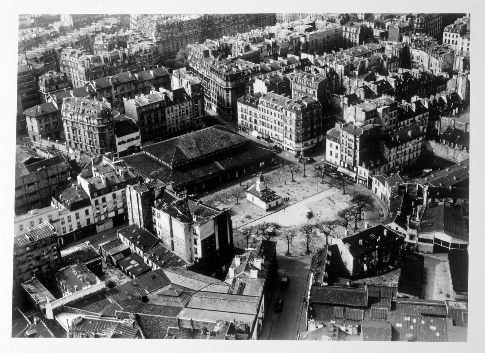 vue aérienne de paris la place et le marché d'aligre, 12ème arrondissement, paris. ph344 6445